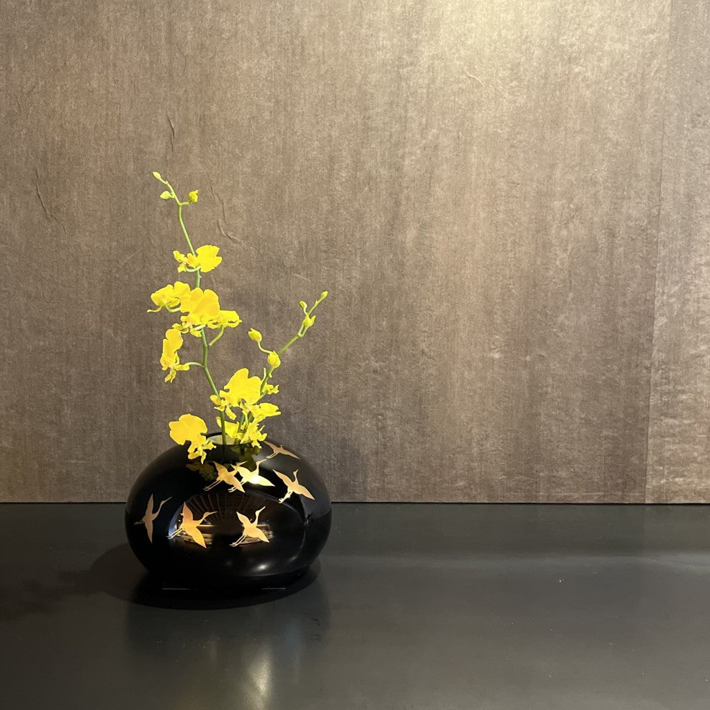 Senbazuru round-shaped flower vase